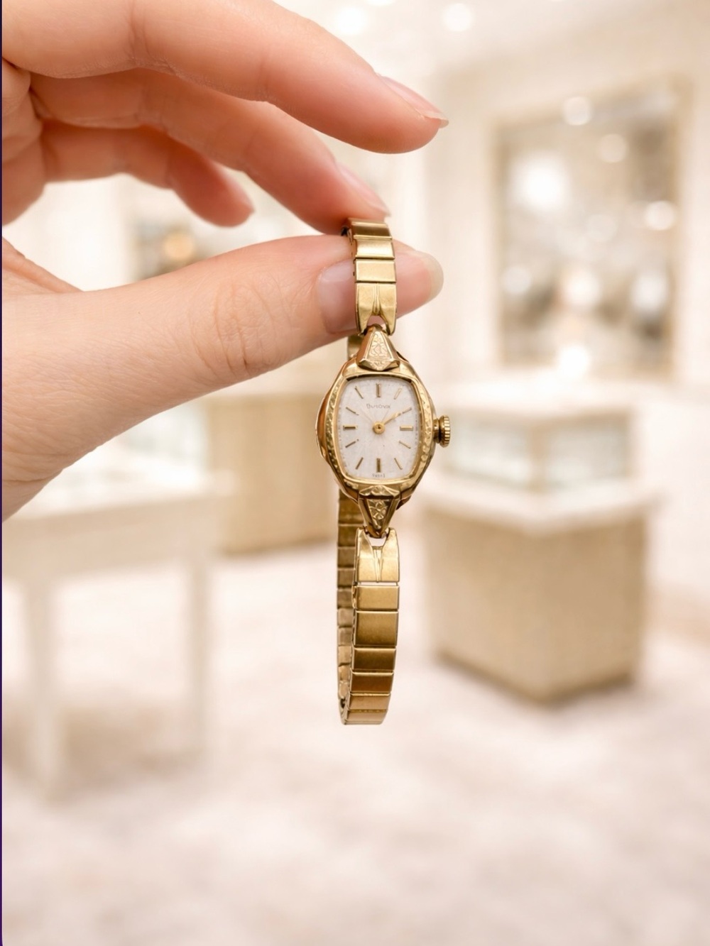 Estate Swiss Bulova Ladies Watch • 10K Gold Bezel • VTG Gold Bracelet Timepiece